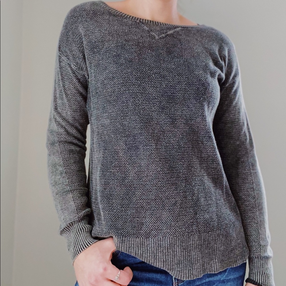 American Eagle / Gray Crew Neck Sweater